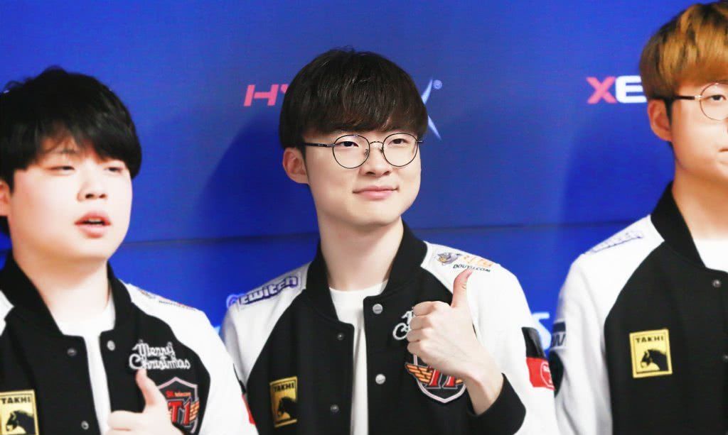 资讯枪林弹雨的沙滩上，一个人四处背着敌人，让队友向他开炮